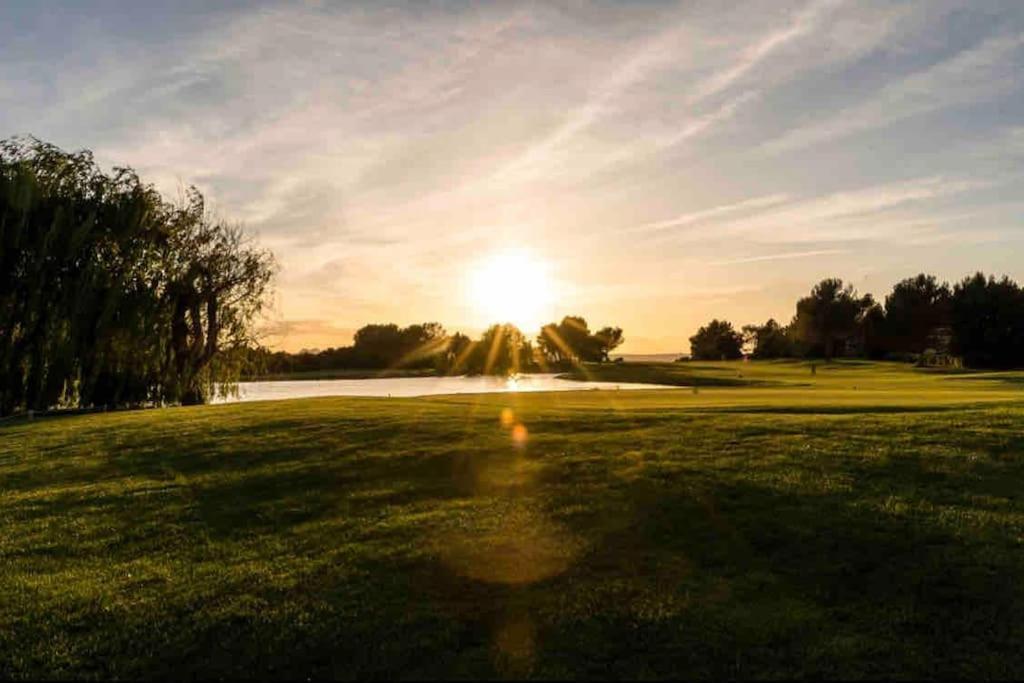 Moment De Detente Sur Le Golf De Pont-Royal Mallemort Esterno foto