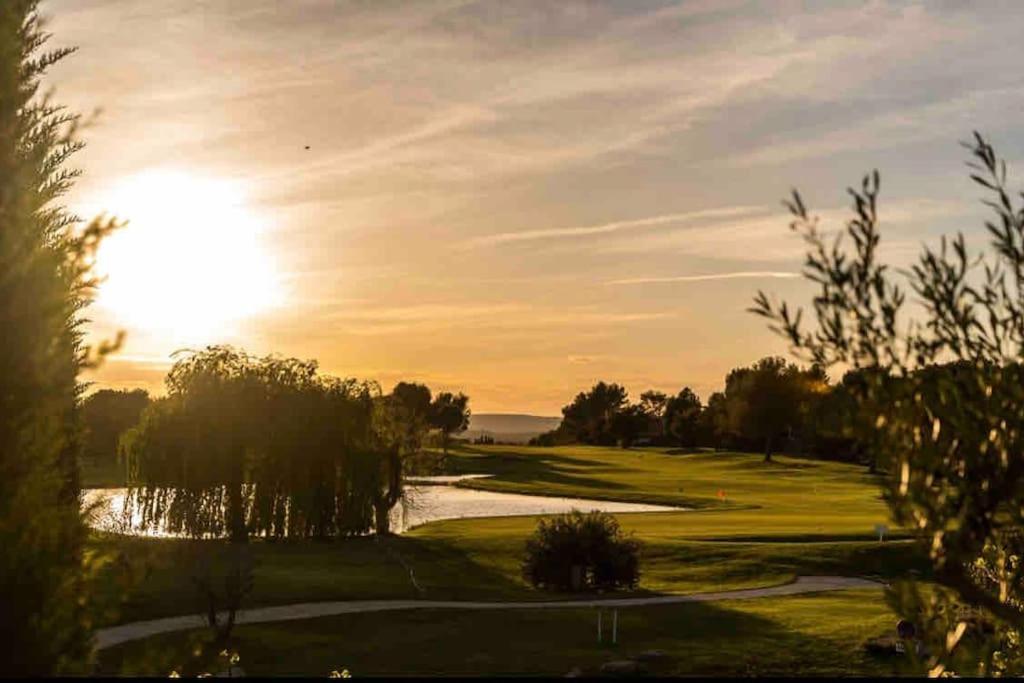 Moment De Detente Sur Le Golf De Pont-Royal Mallemort Esterno foto