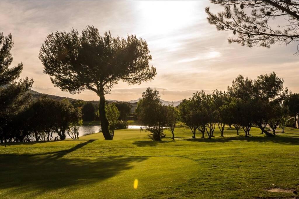 Moment De Detente Sur Le Golf De Pont-Royal Mallemort Esterno foto